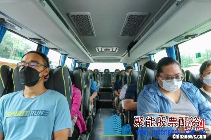 7月25日，乘客在香河县一站点核验完身份信息后，等候定制快巴发车。　陈玉乔 摄