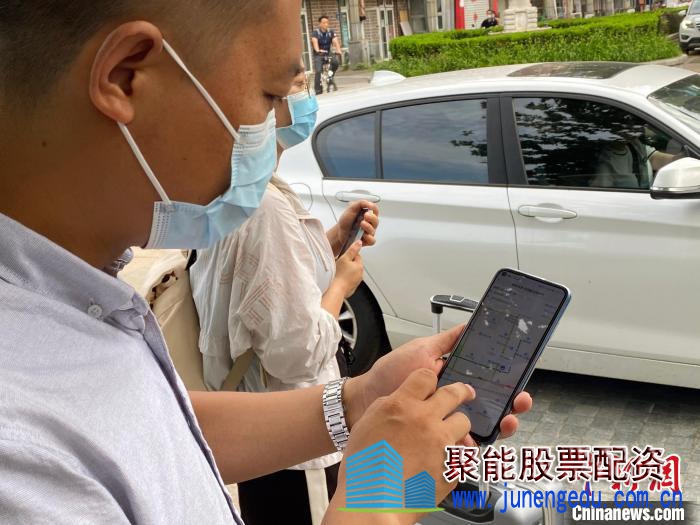 7月25日，在三河市某小区门口，乘客通过“京津冀定制快巴”微信公众号实时查看车辆行进位置。　高澍 摄